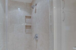 Departamento, 2 habitaciones | Baño | Toallas y shampoo 