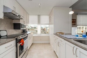 Apartment, 2 Bedrooms | Private kitchen