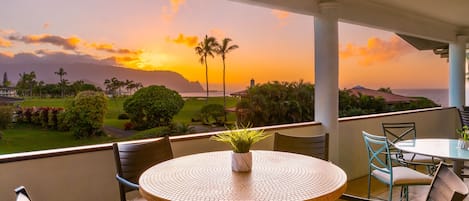 House, 5 Bedrooms | Balcony