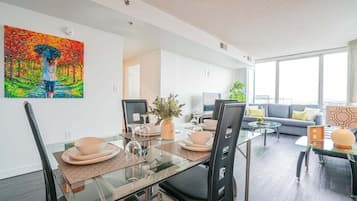 Apartment, 2 Bedrooms | Dining