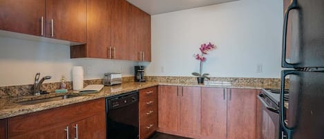 Apartment, 2 Bedrooms | Private kitchen | Fridge, oven, stovetop, coffee/tea maker