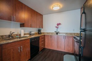 Departamento, 2 habitaciones | Cocina privada | Refrigerador, horno, parrilla de estufa y cafetera y tetera