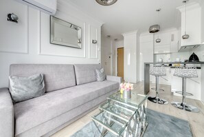 Deluxe Apartment | Living room | 49-inch LED TV with cable channels, TV - Dom & House - Apartments Navio Estate (Gdansk)