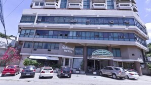 A multi-story hotel with a prominent 'Richmond Hotel' sign.