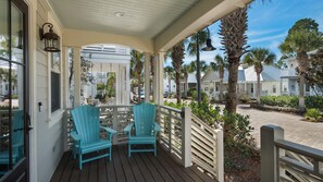 Property grounds - Close to Dining & Shopping, 1-Floor Cottage, Pool + Free Attraction Tickets! (Santa Rosa Beach)