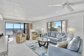 Apartamento, varias camas, balcón, vistas al mar | Sala de estar | Televisión de 42 pulgadas con canales por cable