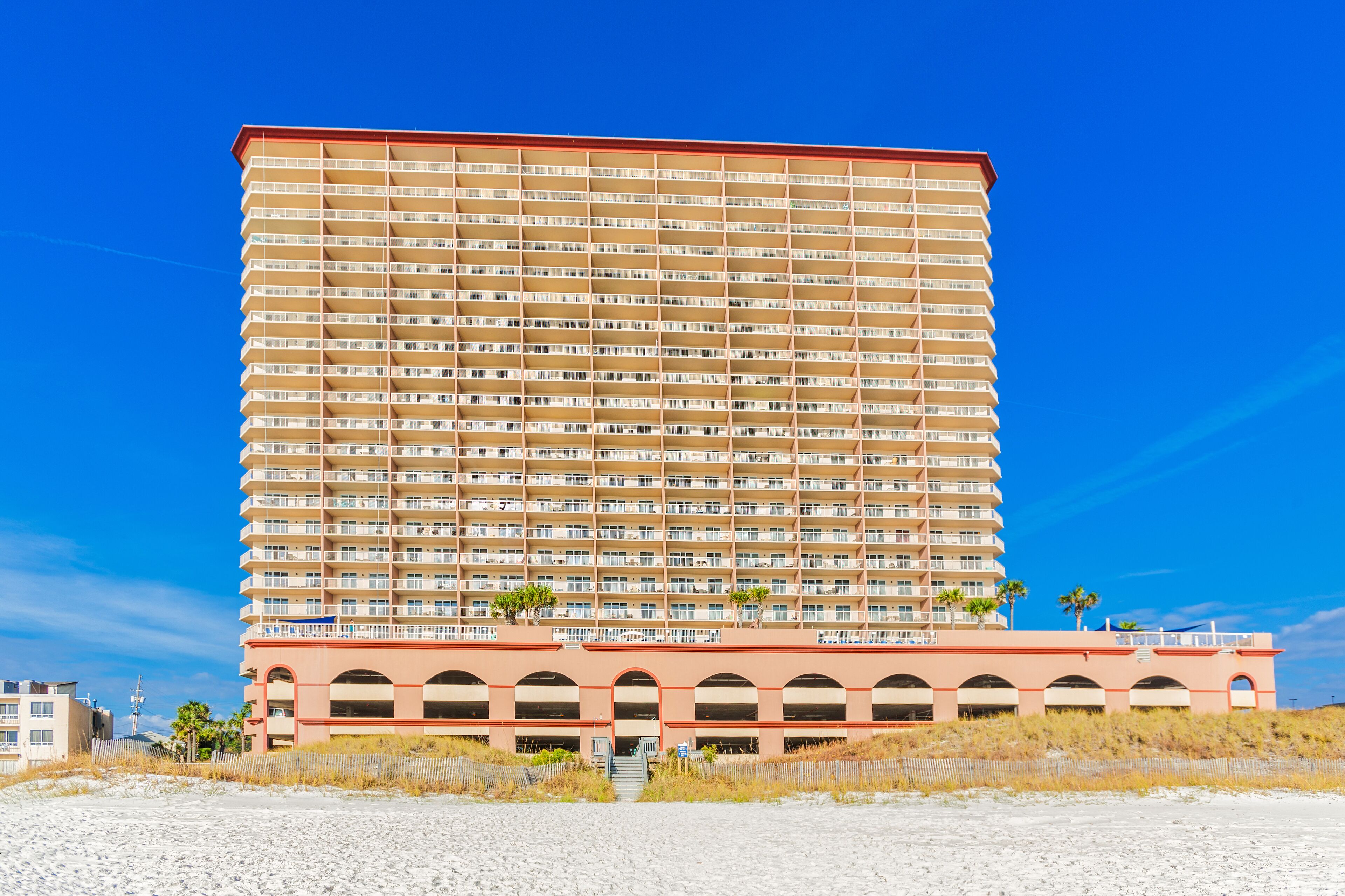 Un hotel grande de varios pisos, con numerosas terrazas y un techo plano.