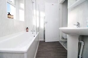 Baignoire, serviettes fournies