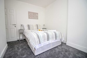 3 bedrooms, desk, iron/ironing board, WiFi - Delightful Home in Afan Forest. Near Bike Parks (Glyncorrwg)