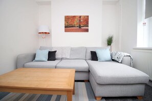 TV, offices - Delightful Home in Afan Forest. Near Bike Parks (Glyncorrwg)