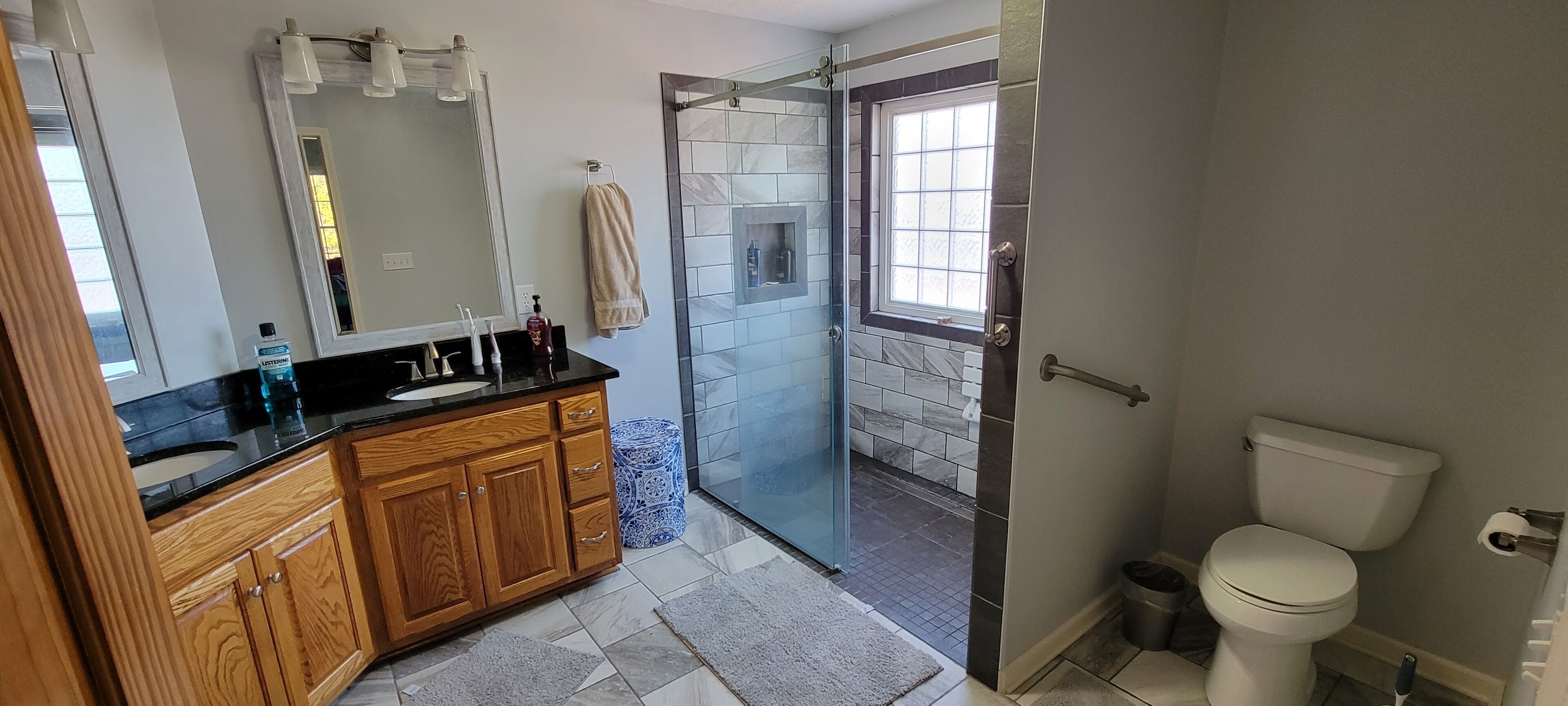 Bathtub, towels, soap, shampoo