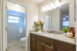 Combined shower/tub, hair dryer, towels - Palma Sola · Beach-Entry Pool · Paddleboards (Bradenton)