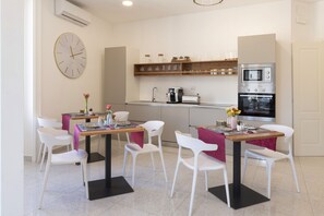 Breakfast area - Le Angioine Rooms (Naples)