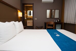Chambre Standard, vue sur la mer | Espace de travail pour ordinateurs portables, accès au Wi-Fi (inclus)
