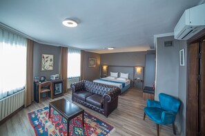 小型套房, 1 张特大床, 海景 | 1 多间卧室、笔记本电脑工作区、免费 WiFi、床单
