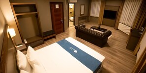 小型套房, 1 张特大床, 海景 | 1 多间卧室、笔记本电脑工作区、免费 WiFi、床单
