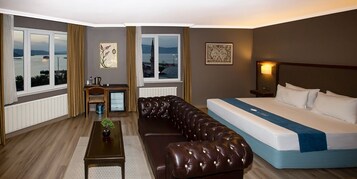 Suíte júnior, 1 cama King, vista para o mar | Espaço de trabalho para notebook, Wi-Fi de cortesia, roupa de cama