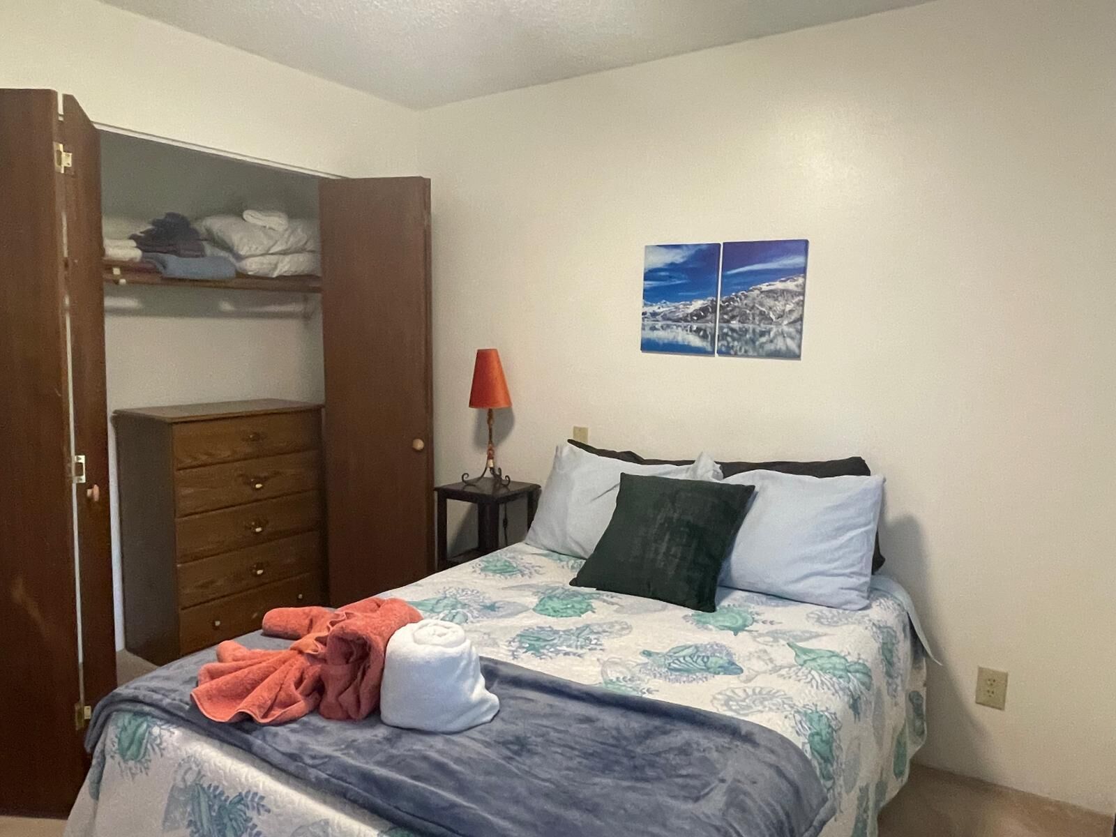 2 室のベッドルーム、アイロン / アイロン台、WiFi (無料)、ベッドシーツ