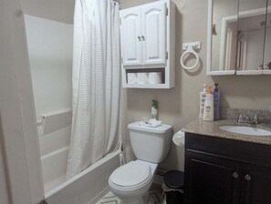 Combined shower/tub, hair dryer, towels - Raw Gold - Affordable, Near Mendenhall Glacier, Trails, and Conveniences - DISCOUNTS ON TOURS! (Juneau)