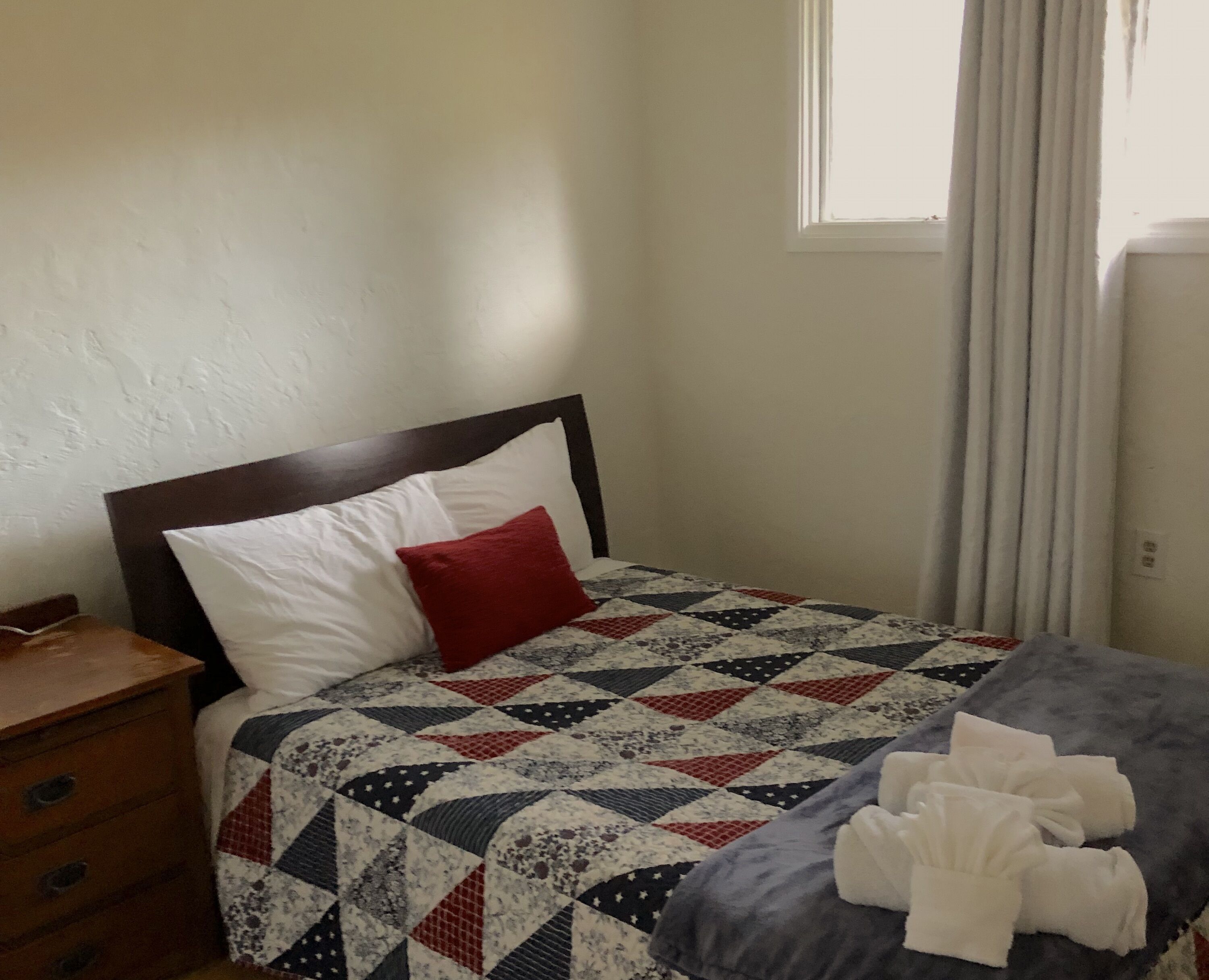 2 habitaciones, tabla de planchar con plancha y wifi gratis 