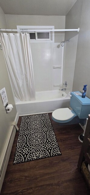 Combined shower/bathtub, hair dryer, towels, soap - Mendenhall Private Room In Shared Home - DISCOUNT ON TOURS (Juneau)