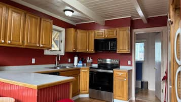 Coffee/tea maker, fridge, microwave, oven