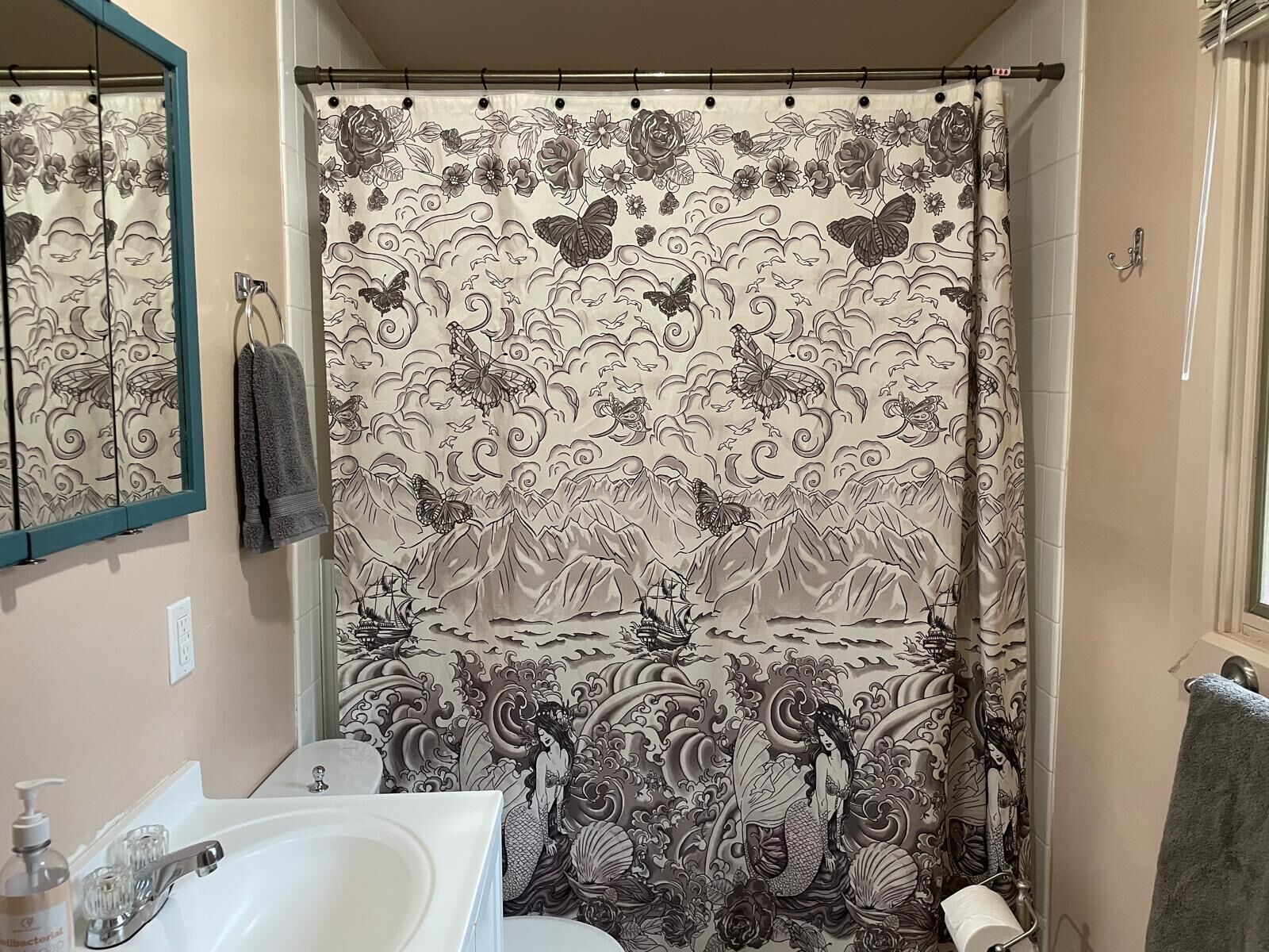 Kombinert dusj/badekar, hårføner og håndklær