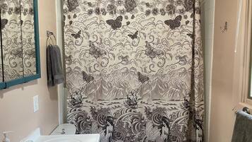 Kombinert dusj/badekar, hårføner og håndklær