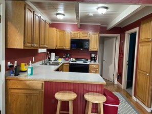 冷蔵庫、電子レンジ、オーブン、コンロ