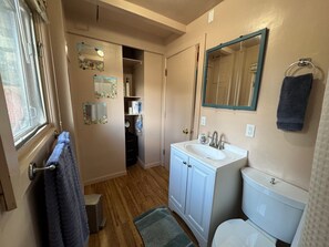 Ein Badezimmer mit Waschbecken, Toilette und Spiegel.