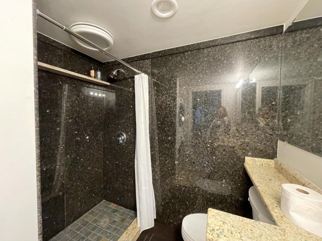 Combined shower/tub, hair dryer, towels