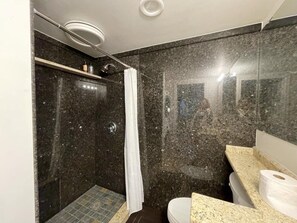 Combined shower/bathtub, hair dryer, towels