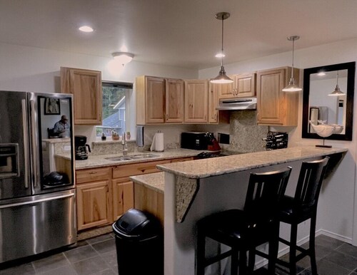 Suite Rock near glacier and Auke Bay harbor -DISCOUNTS ON TOURS!