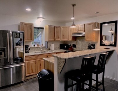 Suite Rock near glacier and Auke Bay harbor -DISCOUNTS ON TOURS!