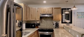 Suite Rock near glacier and Auke Bay harbor -DISCOUNTS ON TOURS!