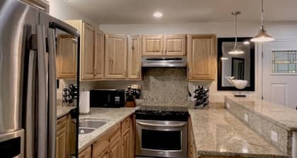 Suite Rock near glacier and Auke Bay harbor -DISCOUNTS ON TOURS!