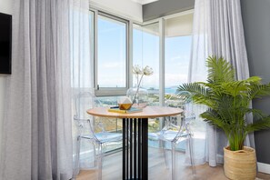 In-room dining - Point Break Luxury Apartments (Cape Town)