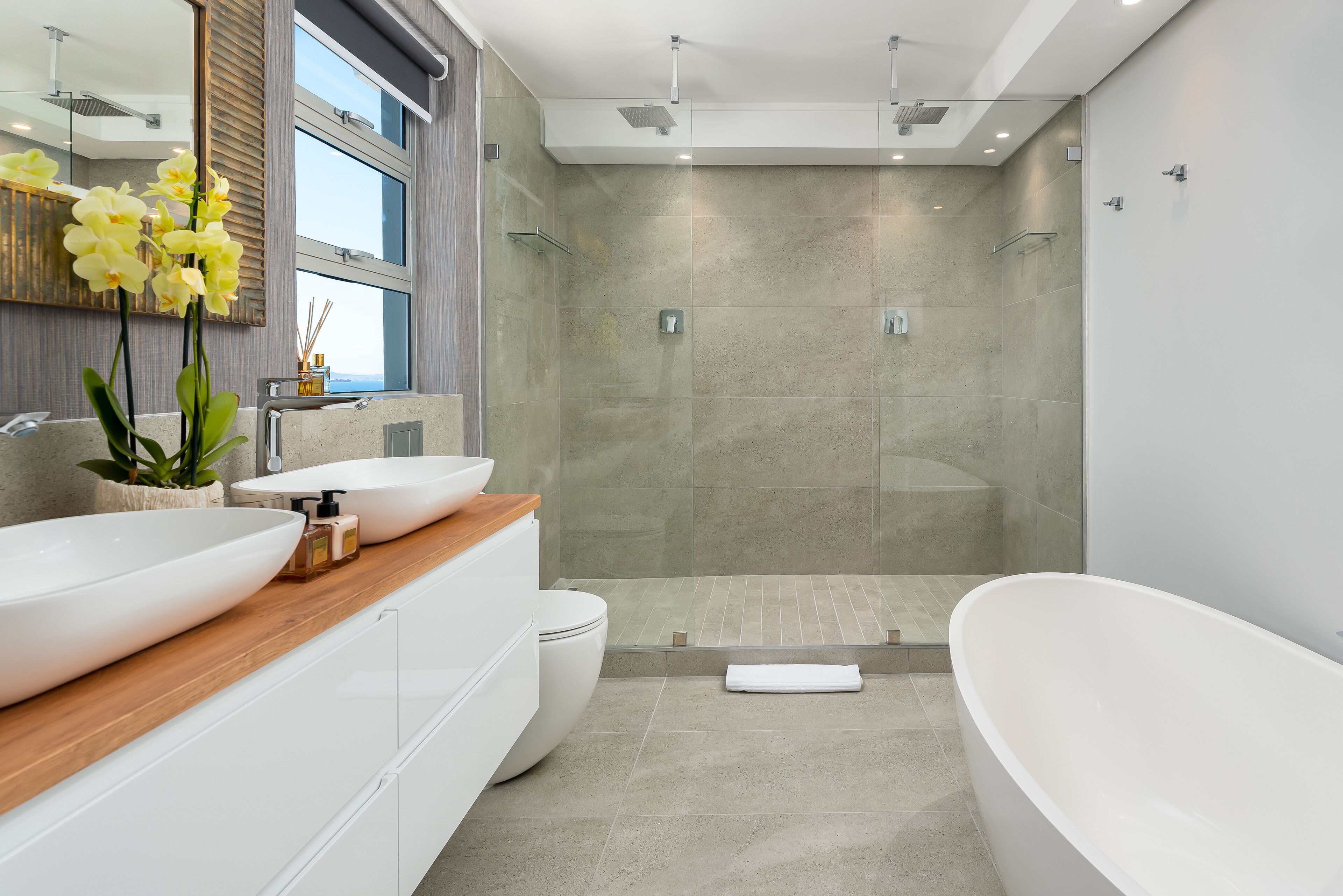 Luxe penthouse | Badkamer | Een douche, een haardroger, handdoeken, zeep