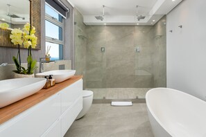 Luxury Penthouse | Bathroom | Shower, hair dryer, towels, soap - Point Break Luxury Apartments (Cape Town)