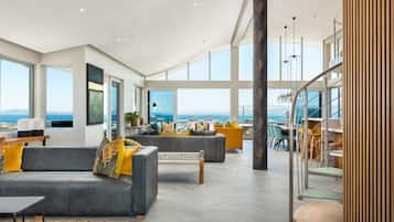 Penthouse de lujo | Área de sala de estar | Televisión de pantalla plana de 32 pulgadas con canales vía satélite