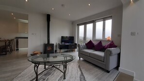 Smart TV - Lane End Cottage Holmfirth - Panoramic Views, Modernised with offroad parking  (Snowgate Head)
