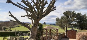 Property grounds - Lane End Cottage Holmfirth - Panoramic Views, Modernised with offroad parking  (Snowgate Head)