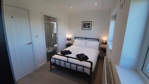 2 bedrooms, iron/ironing board, travel cot, WiFi - Lane End Cottage Holmfirth - Panoramic Views, Modernised with offroad parking  (Snowgate Head)