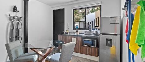 Réfrigérateur, micro-ondes, plaque de cuisson, cafetiÚre/bouilloire