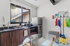 ثلاجة، ميكروويف، موقد طهي مسطح، ماكينة لصنع القهوة/الشاي