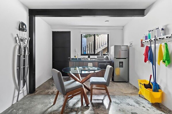 المنشأة من الداخل