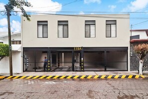 A modern building with a garage entrance, marked with the number 119A. - +MS +Loft Céntrico +Cómodo +Internet (Santiago de Querétaro)