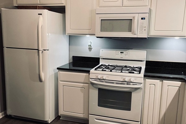 Een koelkast, een magnetron, een oven, een kookplaat