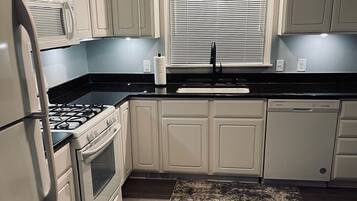 Jääkaappi, mikroaaltouuni, uuni, liesi