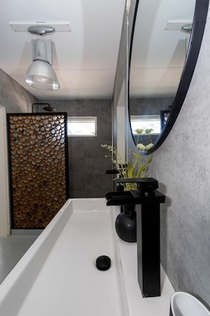 Douche, sèche-cheveux, serviettes fournies, savon